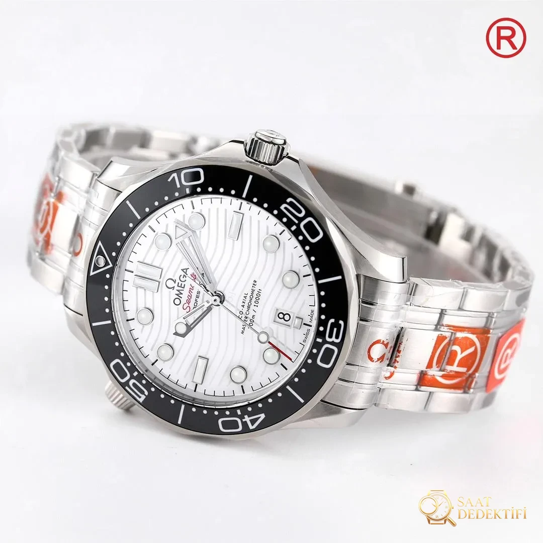 ¿O qué fábrica? ¿Cómo se evalúa el movimiento integrado OR Factory Omega Seamaster 300M 8800? - Posición de la muñeca y proporción de la caja