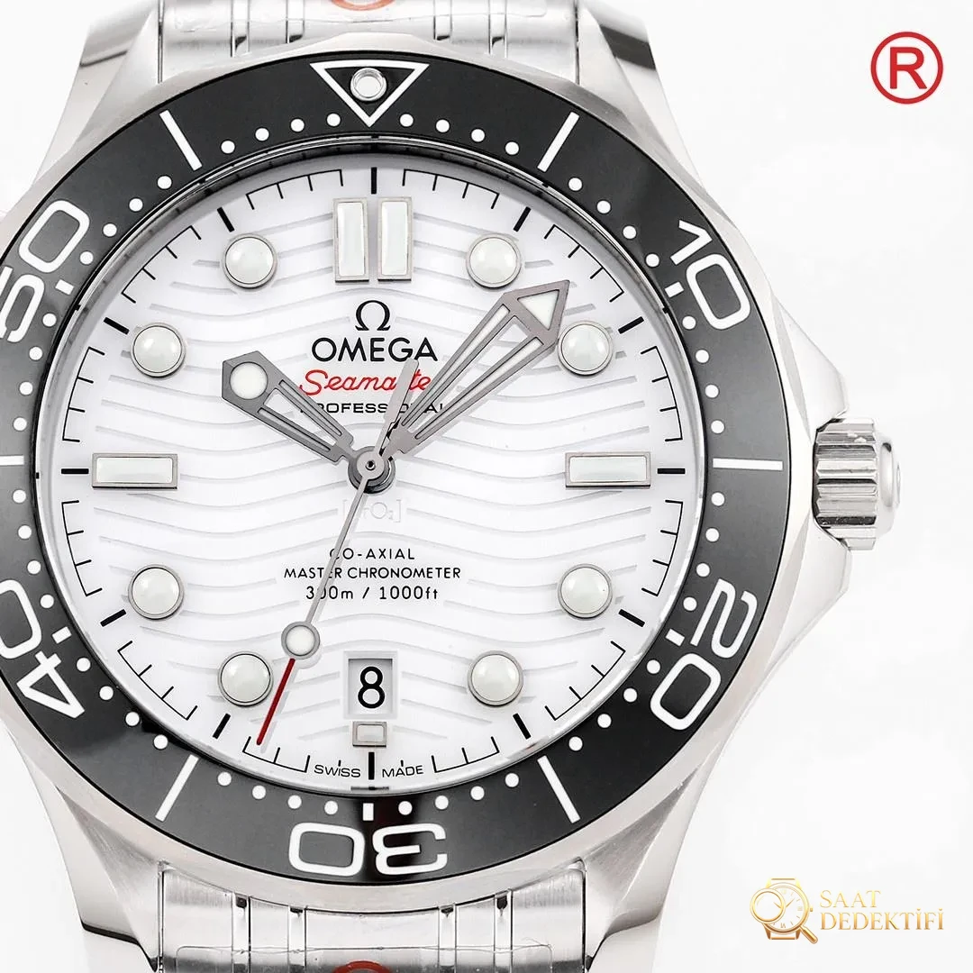 ¿O qué fábrica? ¿Cómo se evalúa el movimiento integrado OR Factory Omega Seamaster 300M 8800? - Perfil lateral y conexión de cable