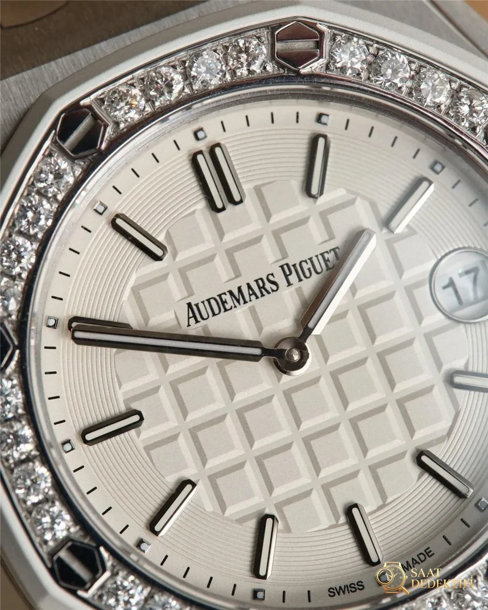 fabbrica di stampi originale La qualità dell'orologio da donna Audemars Piguet Royal Oak 67540 è buona? - Dettagli sulla trama del cordoncino e sulle cuciture