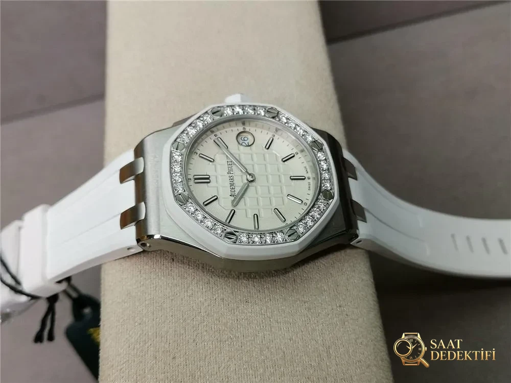 fabbrica di stampi originale La qualità dell'orologio da donna Audemars Piguet Royal Oak 67540 è buona? - Incisione sulla copertina posteriore e numero di serie