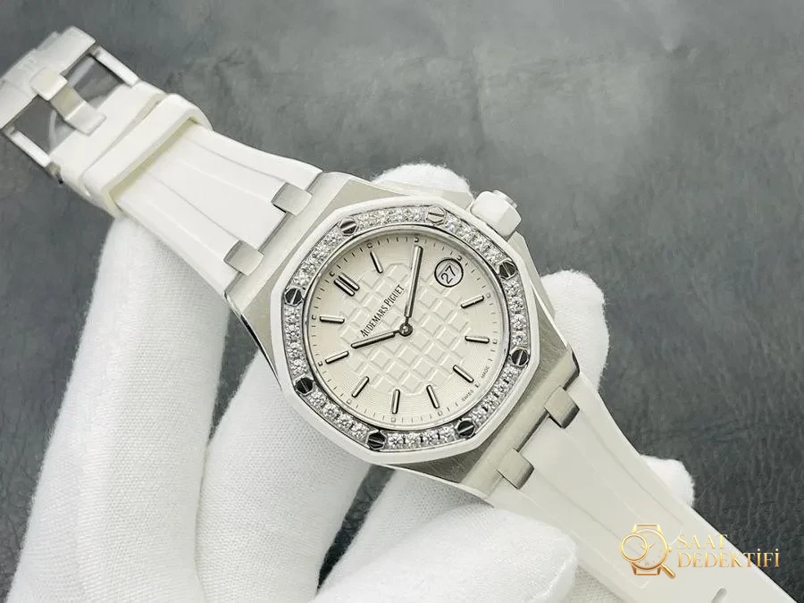 orijinal kalıp kalitesinde Audemars Piguet AP67540 Royal Oak Offshore serisi 37 MM kuvars kadın saati (gümüş renk) incelemesi - Bilekte Duruş ve Kasa Orantısı