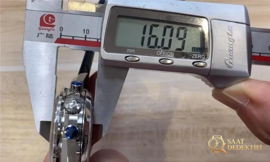 OS Factory Omega Snoopy Speedmaster kol saati detaylı incelemesi - Yan Profil ve Kordon Bağlantısı
