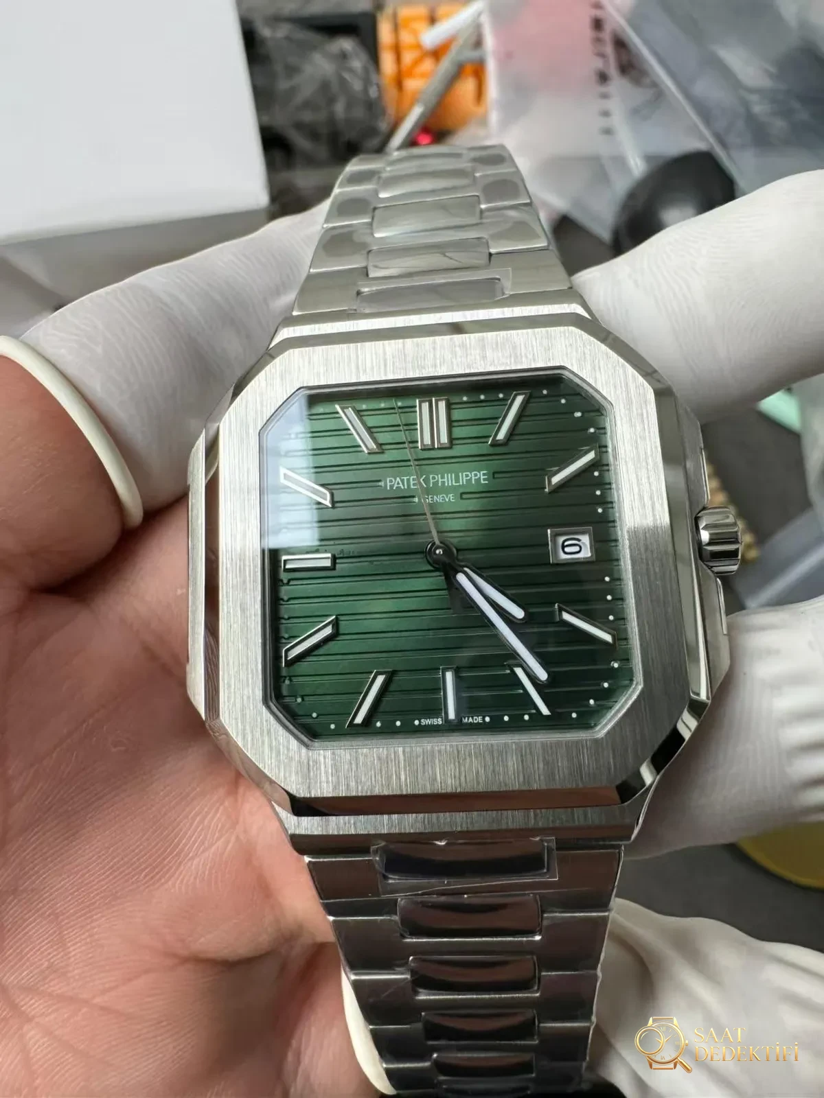 Patek Philippe Cubitus 5821 Fotoğrafları - Arka Kapak ve Mekanizma Detayı