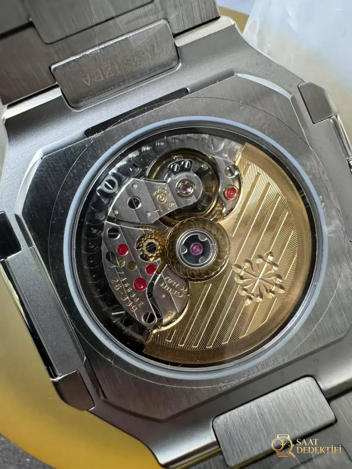 Patek Philippe Cubitus 5821 Fotoğrafları - Bilezik Bakla Ayrımı ve Pim Yapısı