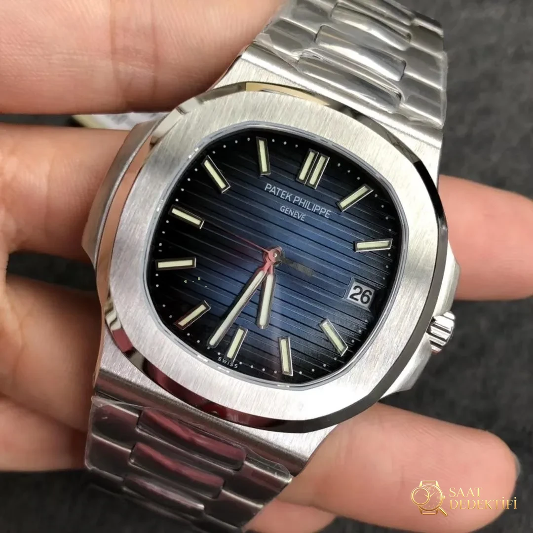 Patek Philippe Nautilus 5711 Karşılaştırma İncelemesi: PPF, MK ve PF - Genel Açı ve Estetik Duruş
