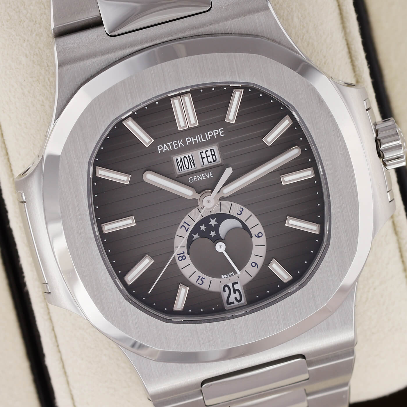 Patek Philippe 57261a 001 Nautilus Yıllık Takvim Ay Fazı 02