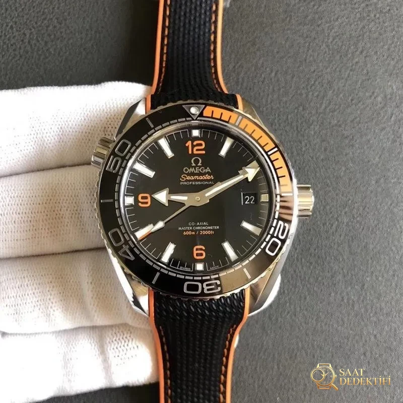 Planet Ocean 600M: VS Factory Omega Seamaster 600M çeyrek turuncu ve orijinal karşılaştırmalı inceleme - Arka Kapak ve Mekanizma Detayı