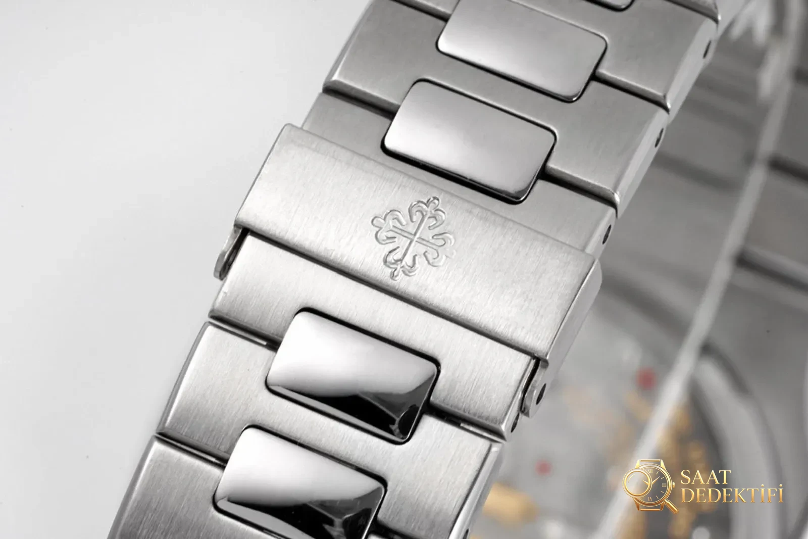 PPF Factory Patek Philippe 5712 v2 versiyonundaki tek parça 240 mekanizma nasıl ayırt edilir? - Bilekte Duruş ve Kasa Orantısı