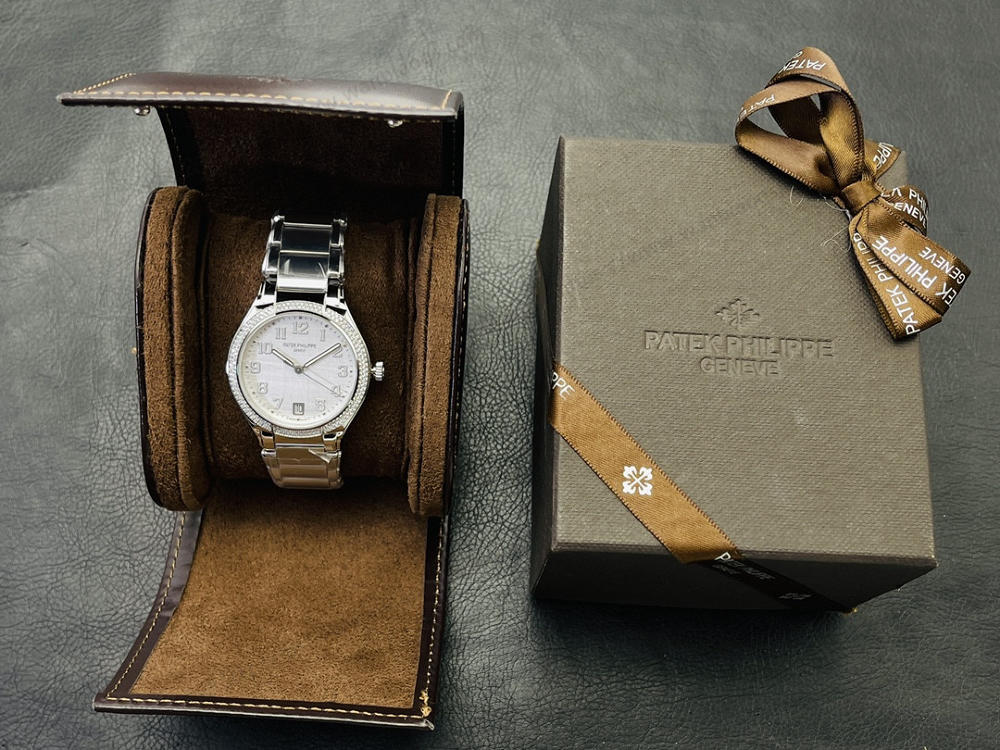 PPF Factory Patek Philippe Twenty~4 serisi 7300 göz kamaştıran şıklığıyla sahnede — 1. fotoğraf