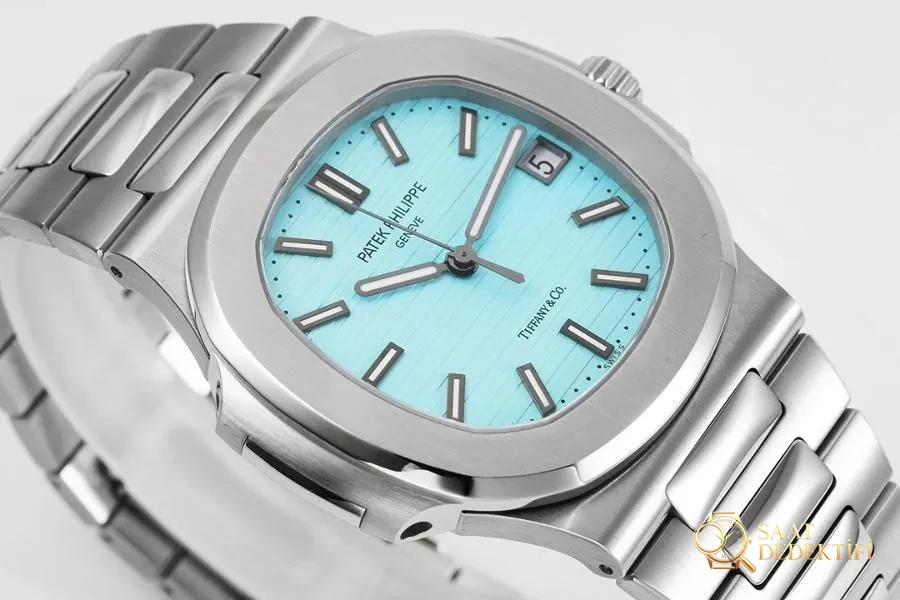 PPF Factory Patek Philippe ve Tiffany & Co. iş birliğinin 170. yılına özel Nautilus 5711 birliktelik modelinin incelemesi - Arka Kapak ve Mekanizma Detayı