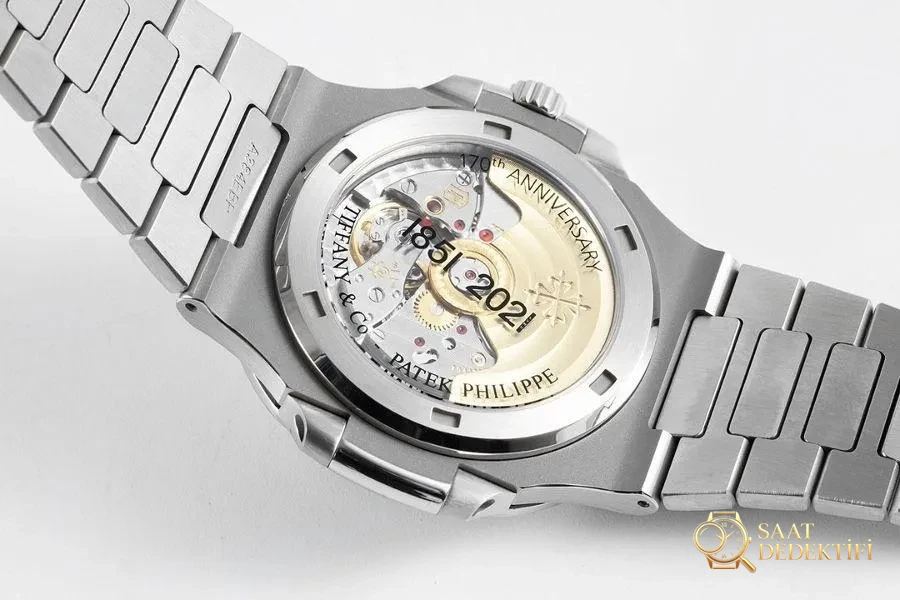 PPF Factory Patek Philippe ve Tiffany & Co. iş birliğinin 170. yılına özel Nautilus 5711 birliktelik modelinin incelemesi - Bilekte Duruş ve Kasa Orantısı