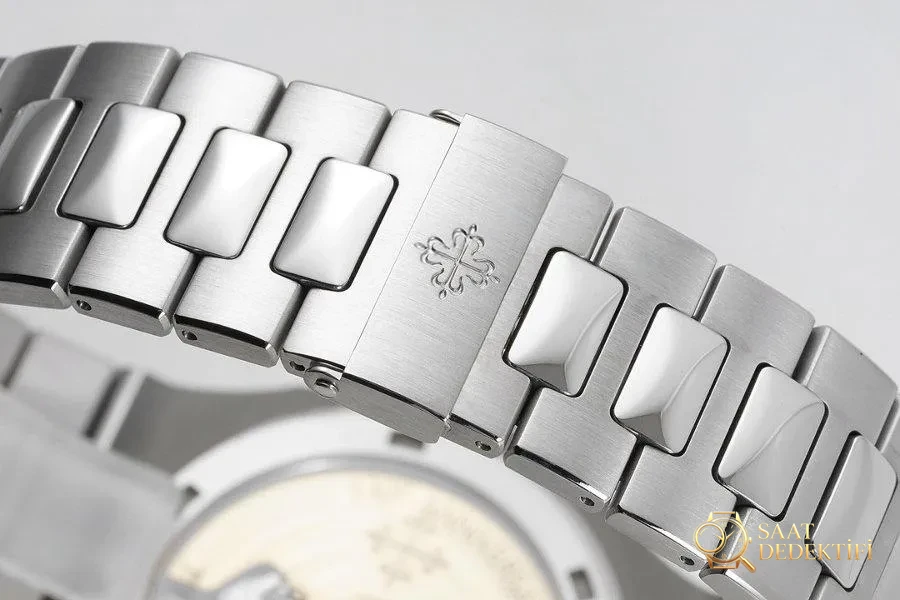 PPF Factory Patek Philippe ve Tiffany & Co. iş birliğinin 170. yılına özel Nautilus 5711 birliktelik modelinin incelemesi - Fosfor ve Super-LumiNova Gece Görünümü