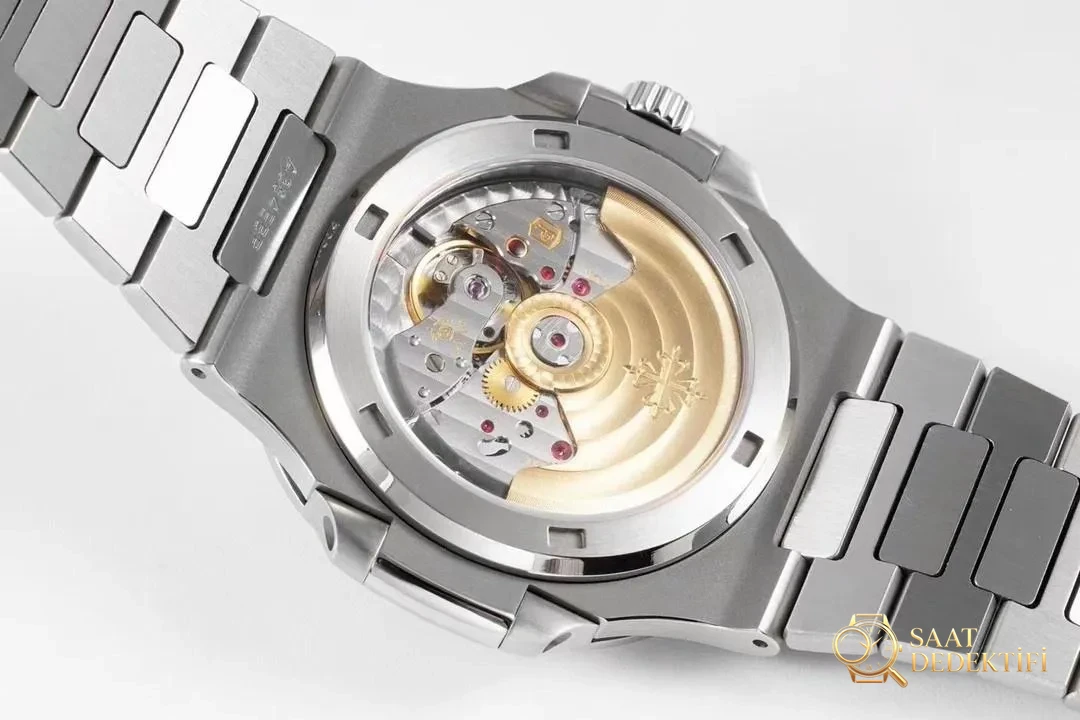 PPF Factory Patek Philippe zeytin yeşili kadranlı Nautilus 5711 - 330 mekanizmasına yükseltildi - Fosfor ve Super-LumiNova Gece Görünümü
