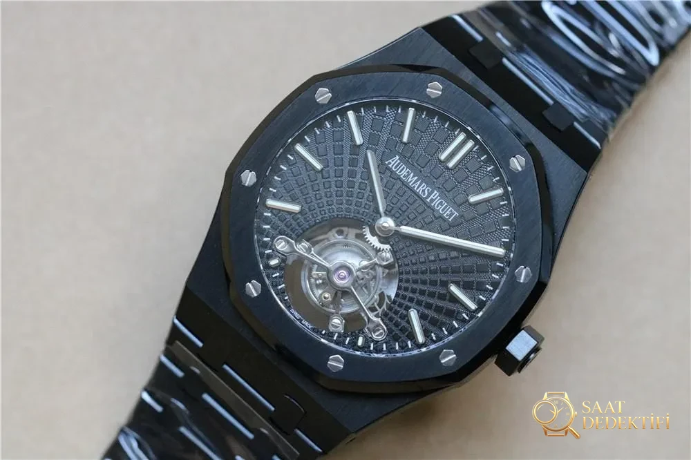 R8 Factory Audemars Piguet Royal Oak Black Warrior V3 Sürümü: Tourbillon Gümüş-Beyaza Yükseltildi - Bilekte Duruş ve Kasa Orantısı