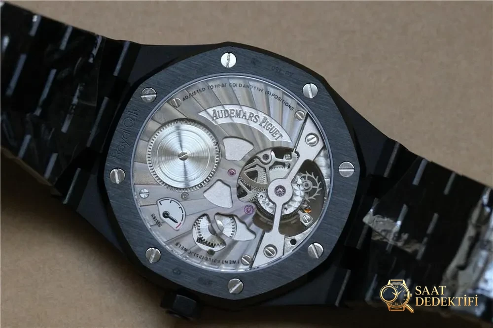 R8 Factory Audemars Piguet Royal Oak Black Warrior V3 Sürümü: Tourbillon Gümüş-Beyaza Yükseltildi - Genel Açı ve Estetik Duruş
