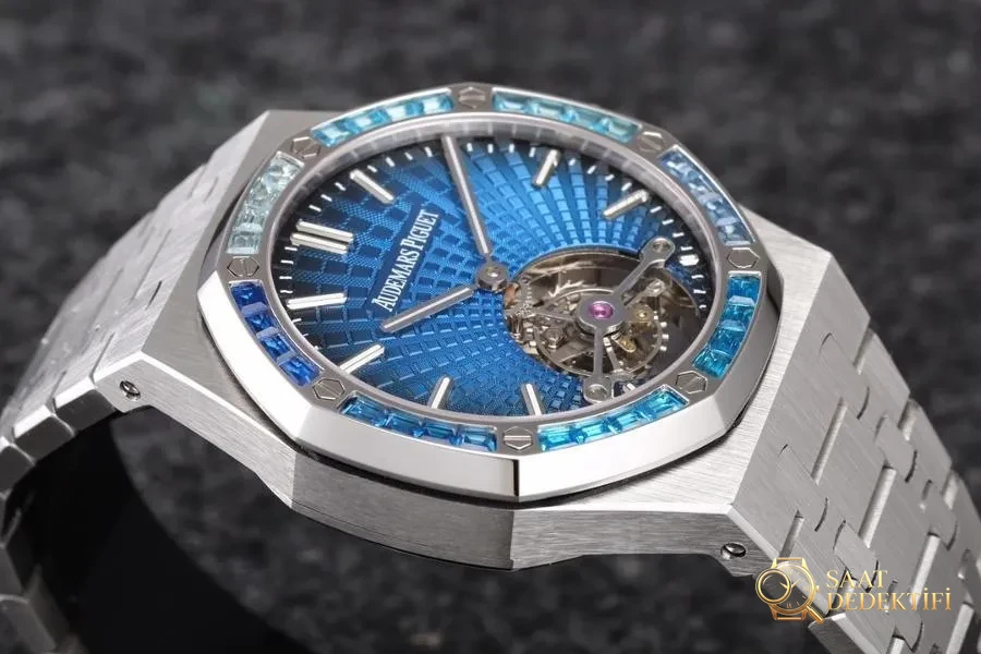R8 Factory Audemars Piguet Royal Oak Serisi AP26521PT.YY.1220PT.01 (Tourbillon) V3 Versiyonu İnceleme - Arka Kapak ve Mekanizma Detayı