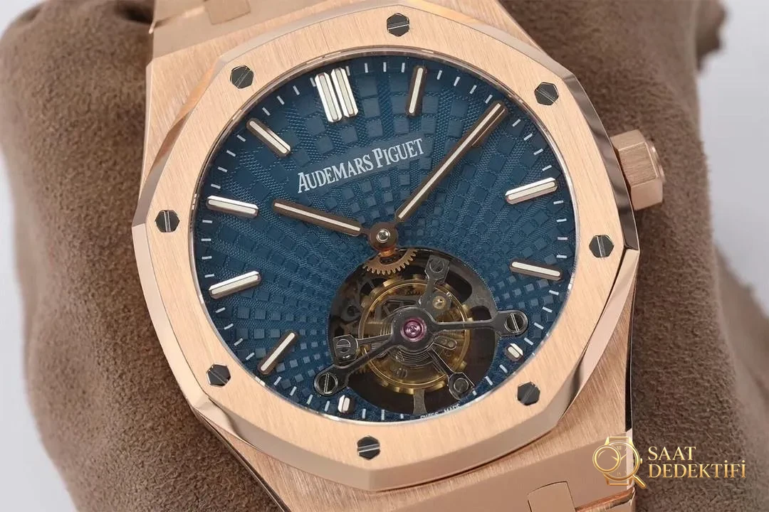 R8 Factory Audemars Piguet Royal Oak Tourbillon V2 Yükseltilmiş Versiyon Kol Saati Rose Altın Mavi Kadran - Bilekte Duruş ve Kasa Orantısı