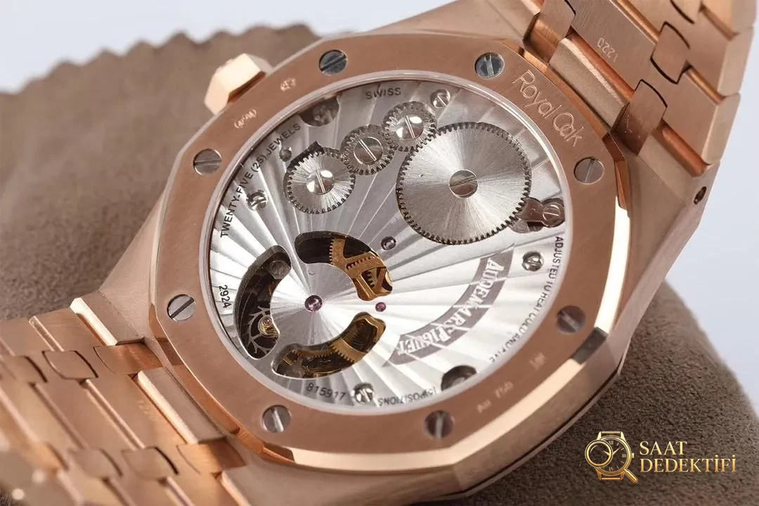 R8 Factory Audemars Piguet Royal Oak Tourbillon V2 Yükseltilmiş Versiyon Kol Saati Rose Altın Mavi Kadran - Fosfor ve Super-LumiNova Gece Görünümü