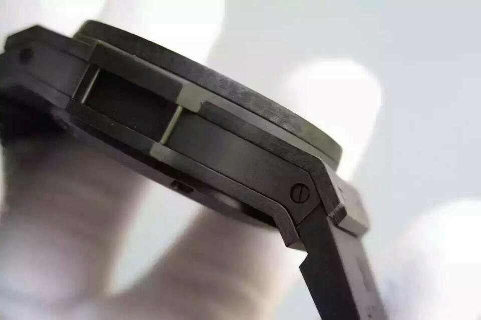 Hublot Karbon Fiber Kasa Yanı