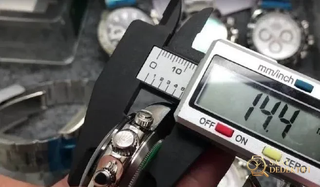 Replika Daytona N Factory JF Factory AR Factory hangisi daha iyi? Her versiyonun artıları ve eksileri neler? - Arka Kapak ve Mekanizma Detayı