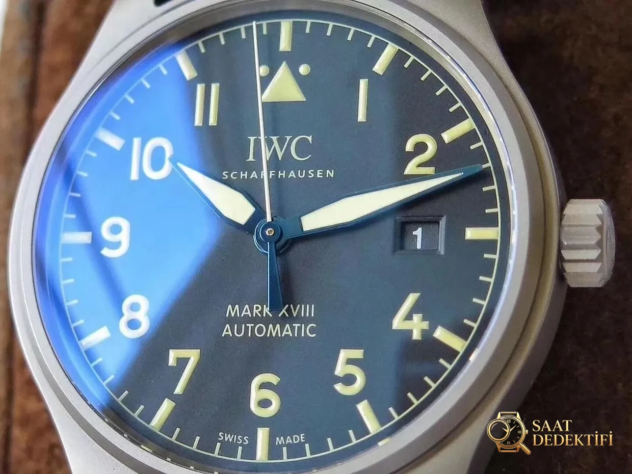 Retro titanyum GS Factory IWC Pilot serisi Mark 18 IW327006 saatinin orijinalle karşılaştırmalı incelemesi - Klips Kilidi ve Lazer Damgalar