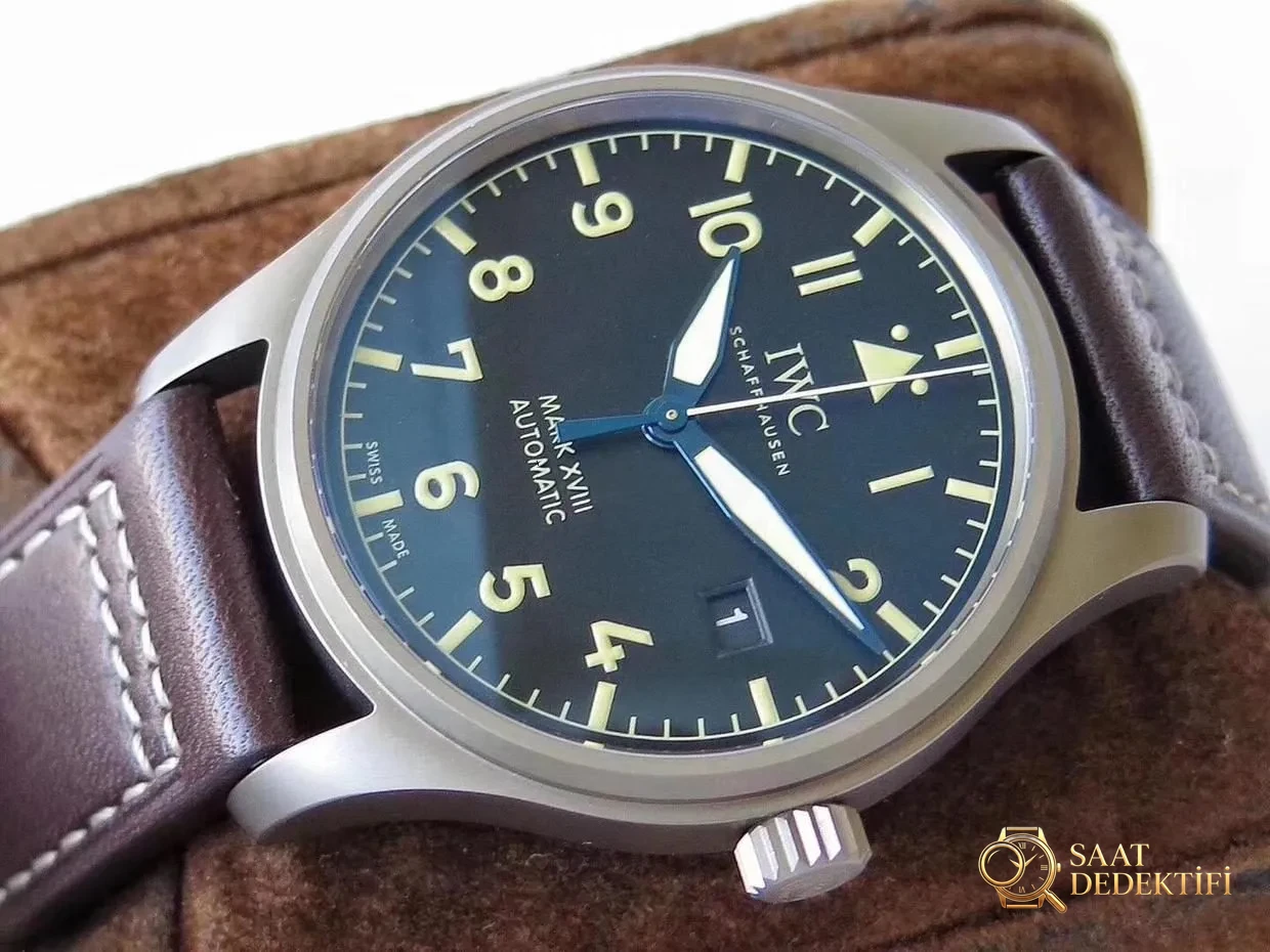 Retro titanyum GS Factory IWC Pilot serisi Mark 18 IW327006 saatinin orijinalle karşılaştırmalı incelemesi - Genel Açı ve Estetik Duruş