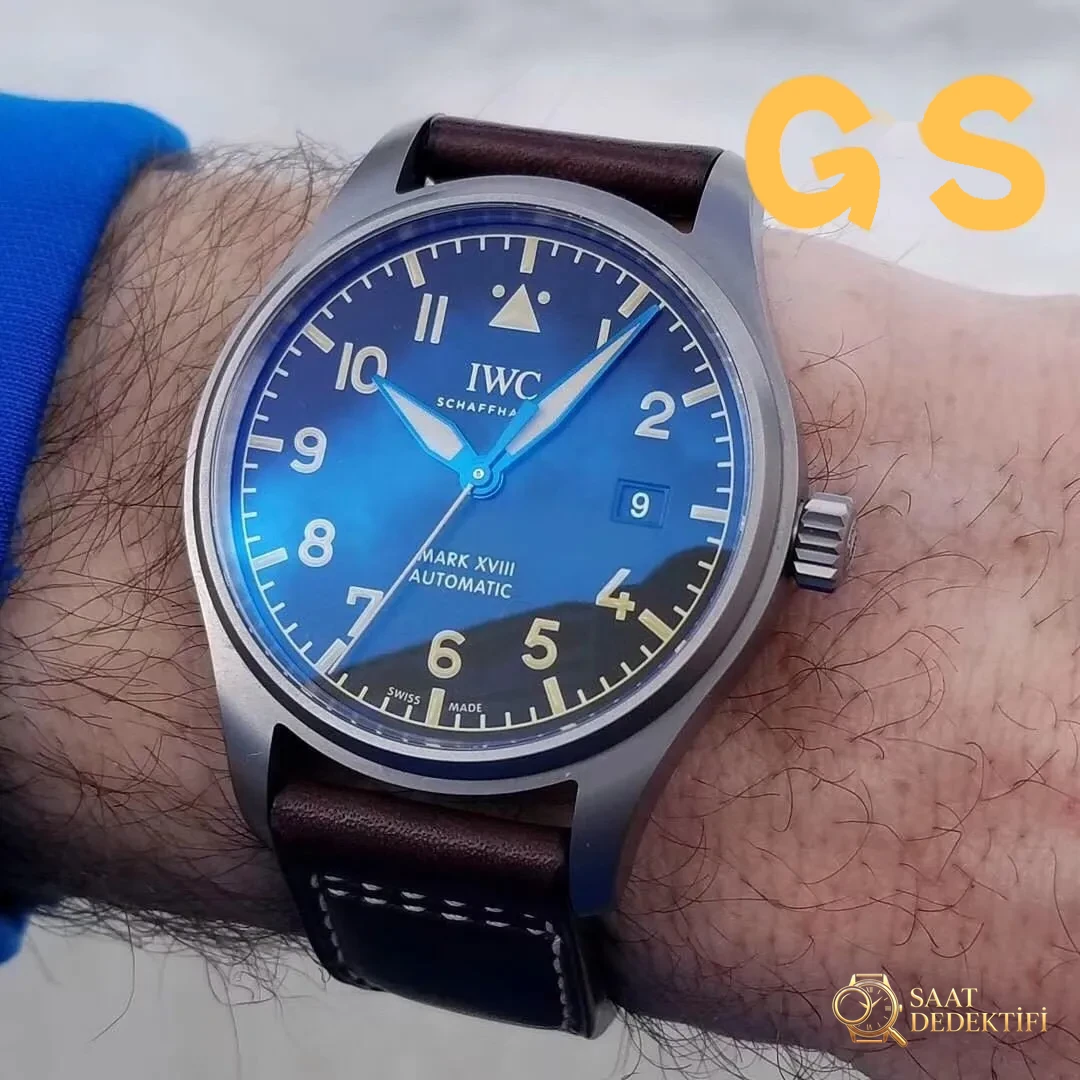 Retro titanyum GS Factory IWC Pilot serisi Mark 18 IW327006 saatinin orijinalle karşılaştırmalı incelemesi - Arka Kapak Gravür ve Seri Numarası