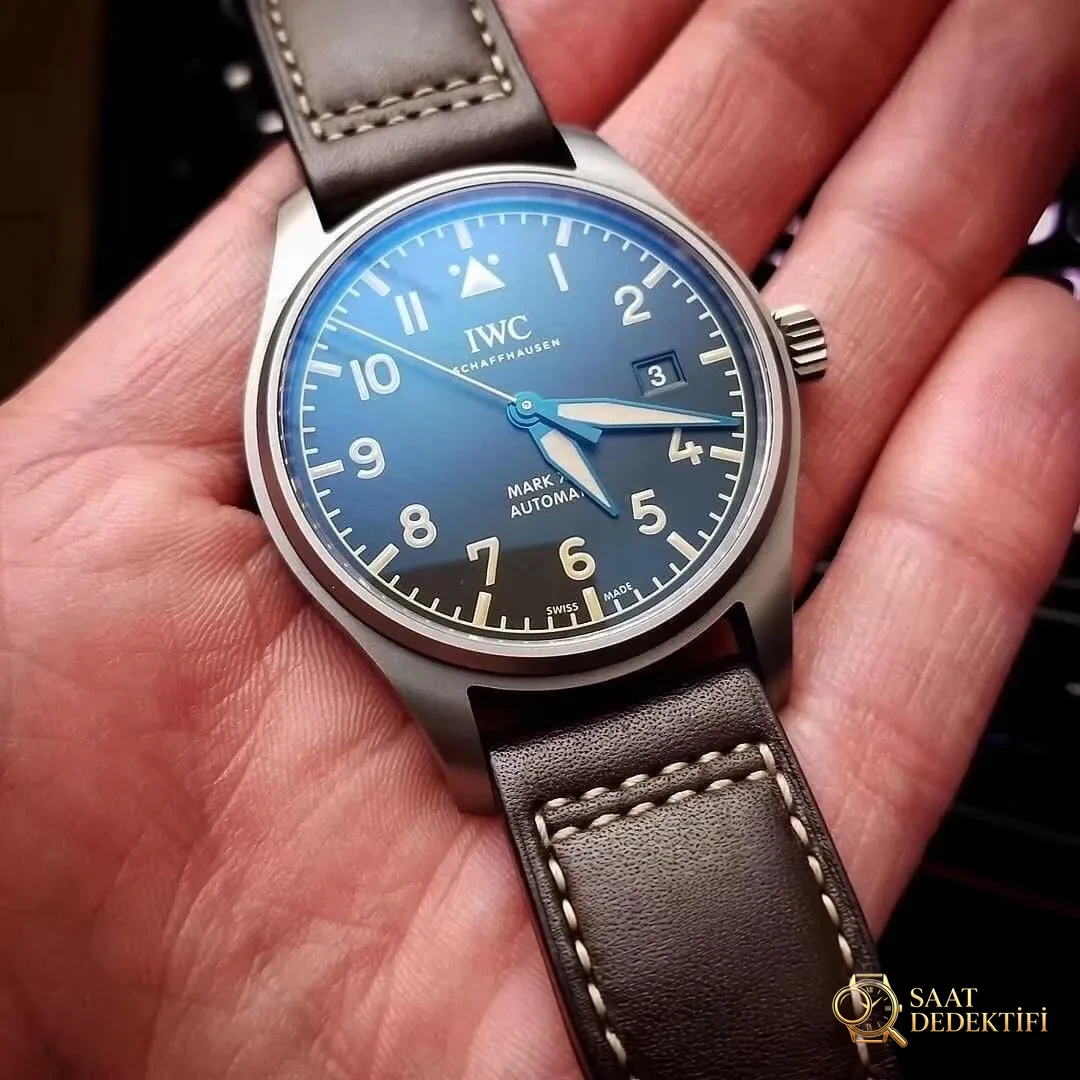 Retro titanyum GS Factory IWC Pilot serisi Mark 18 IW327006 saatinin orijinalle karşılaştırmalı incelemesi - Makro Mekanizma Köprüleri ve Cenevre Çizgileri