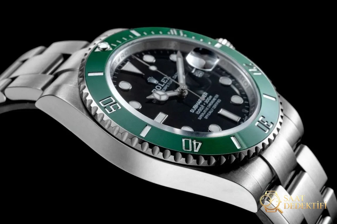 RF Factory Rolex yeni yeşil Submariner, orijinaliyle karşılaştırınca ilk bakışta belli olur mu? - Bezel İçi Rehaut Gravürü ve Hizalaması