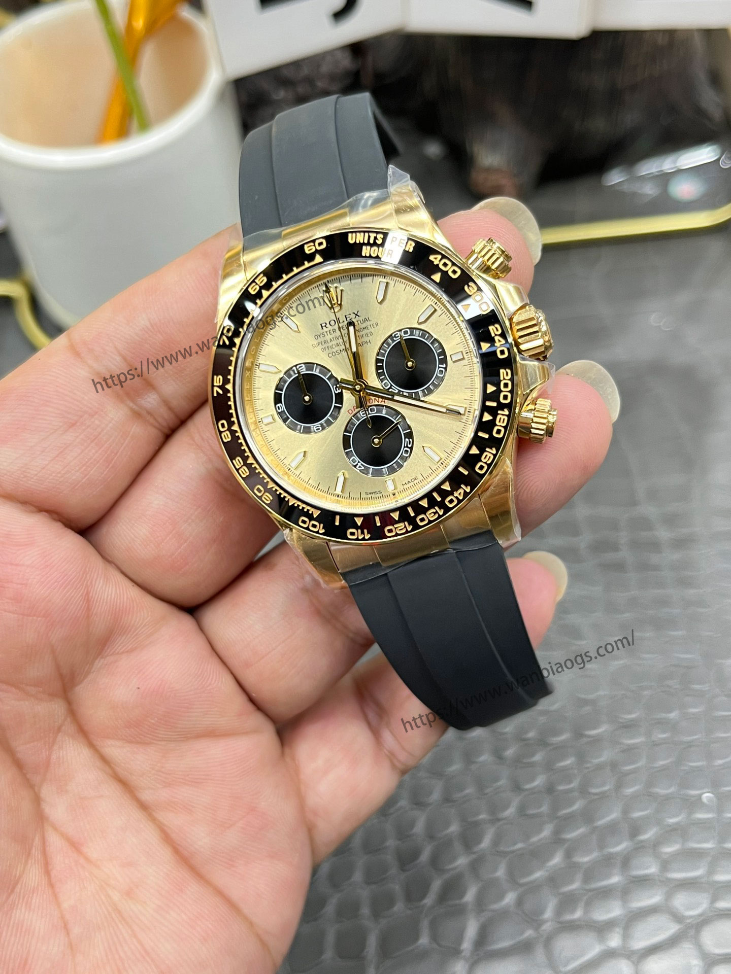 Rolex Daytona 4131 mekanizmalı yeni model: Clean ile orijinalin doğal ışık altında derinlemesine karşılaştırması — 13. fotoğraf