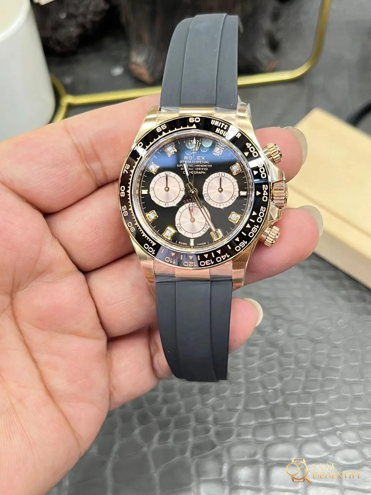 Neues Modell mit Rolex Daytona 4131-Uhrwerk: Eingehender Vergleich des Clean und des Originals unter natürlichem Licht – Rehaut-Gravur und Ausrichtung innerhalb der Lünette