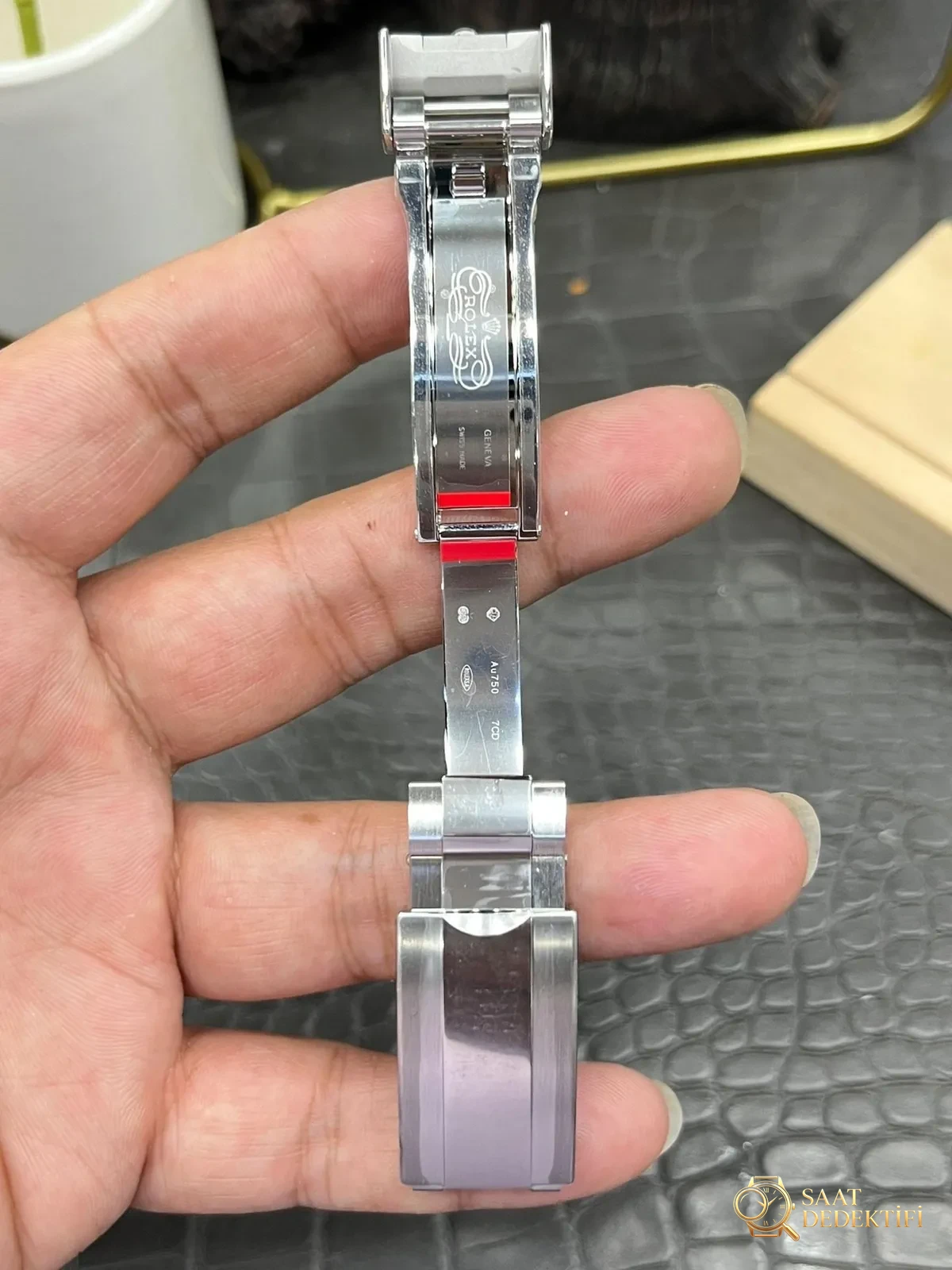 Neues Modell mit Rolex Daytona 4131-Uhrwerk: Eingehender Vergleich von Clean und Original unter natürlichem Licht – Zifferblatttypografie und Textreliefs