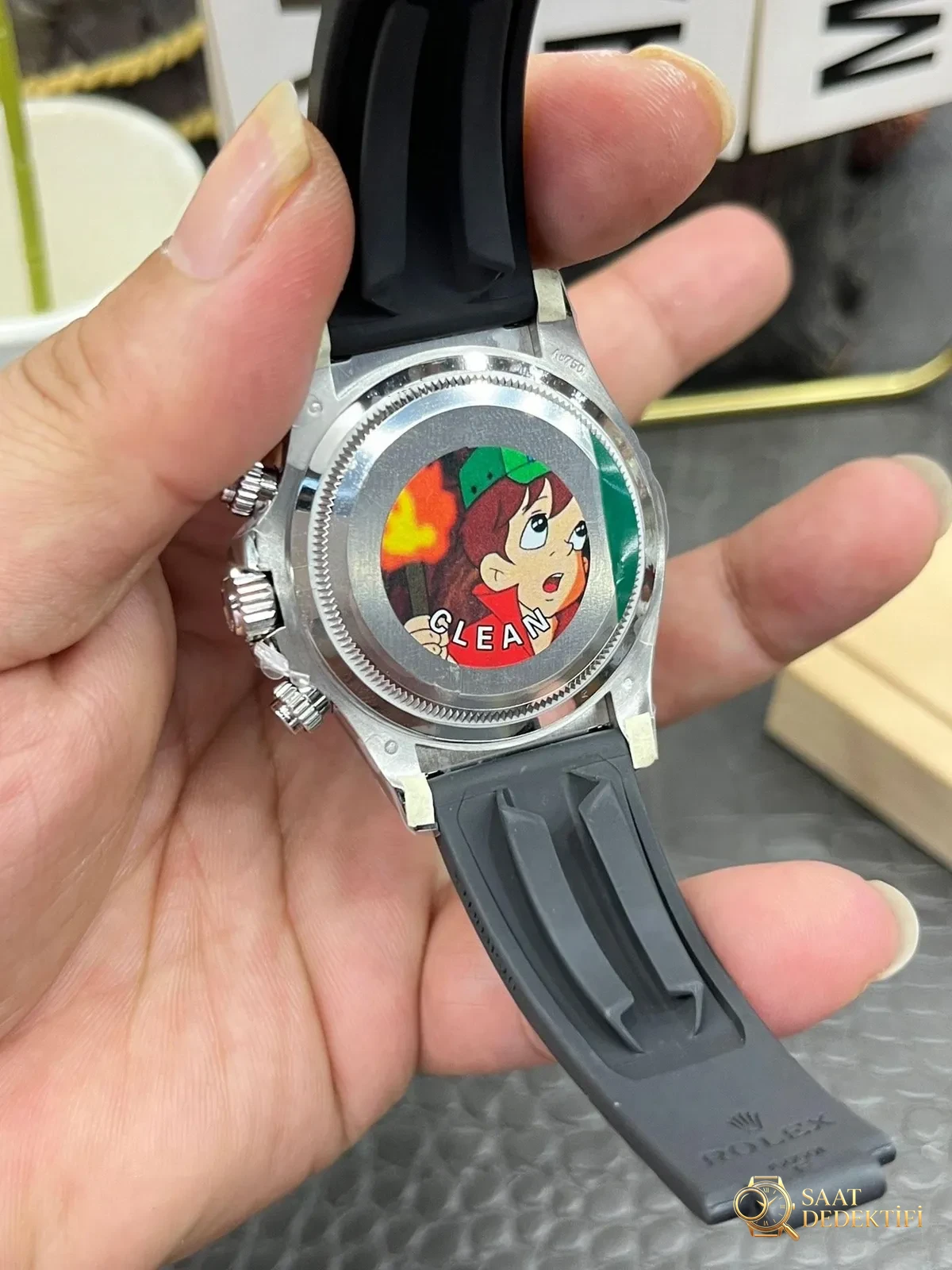 Neues Modell mit Rolex Daytona 4131-Uhrwerk: Eingehender Vergleich von Sauber und Original unter natürlichem Licht – Seitenprofildicke und ergonomische Kurve