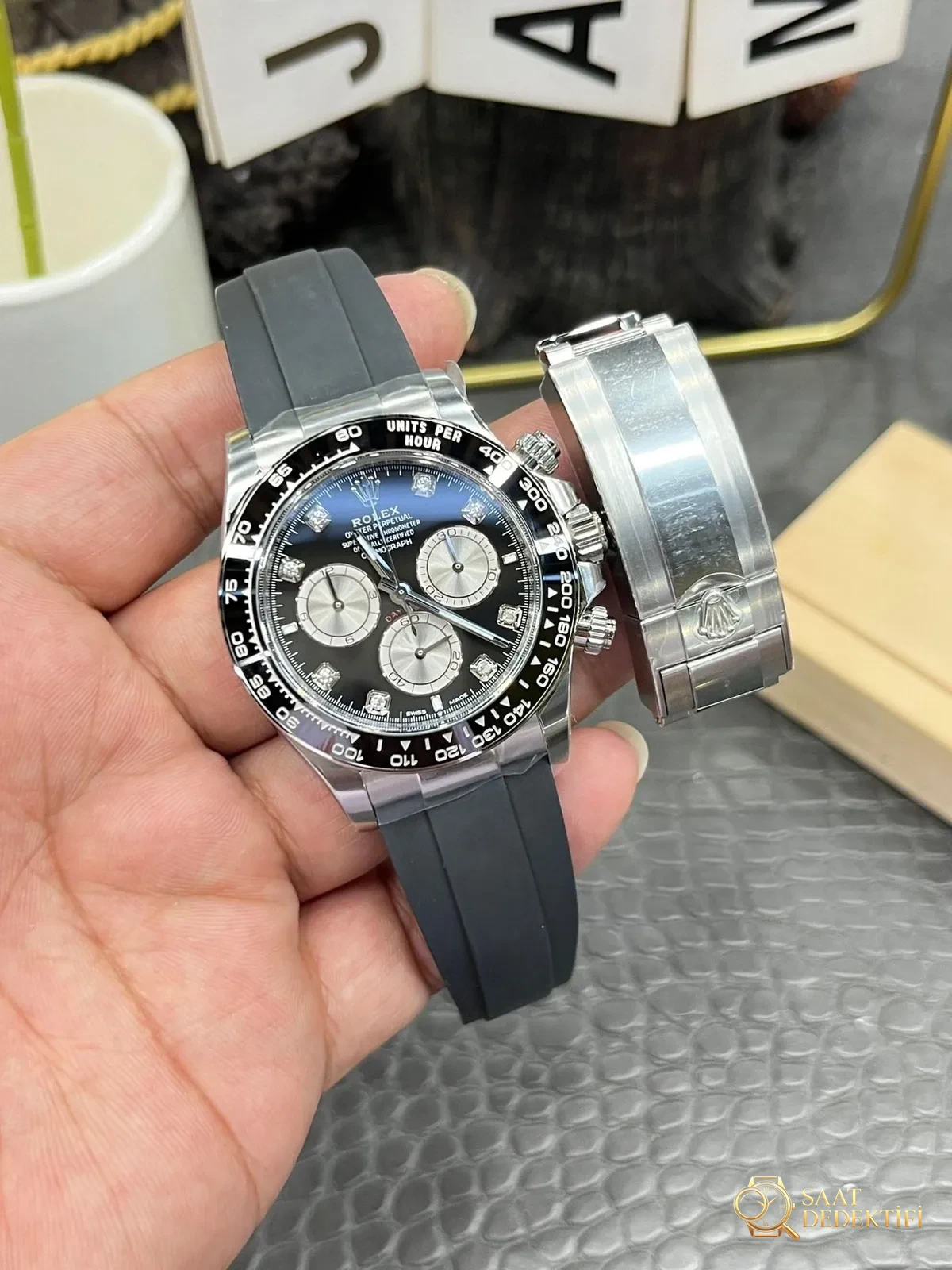 Neues Modell mit Rolex Daytona 4131-Uhrwerk: Ausführlicher Vergleich des Clean und des Originals unter natürlichem Licht – Kronenflöten und Griffstruktur