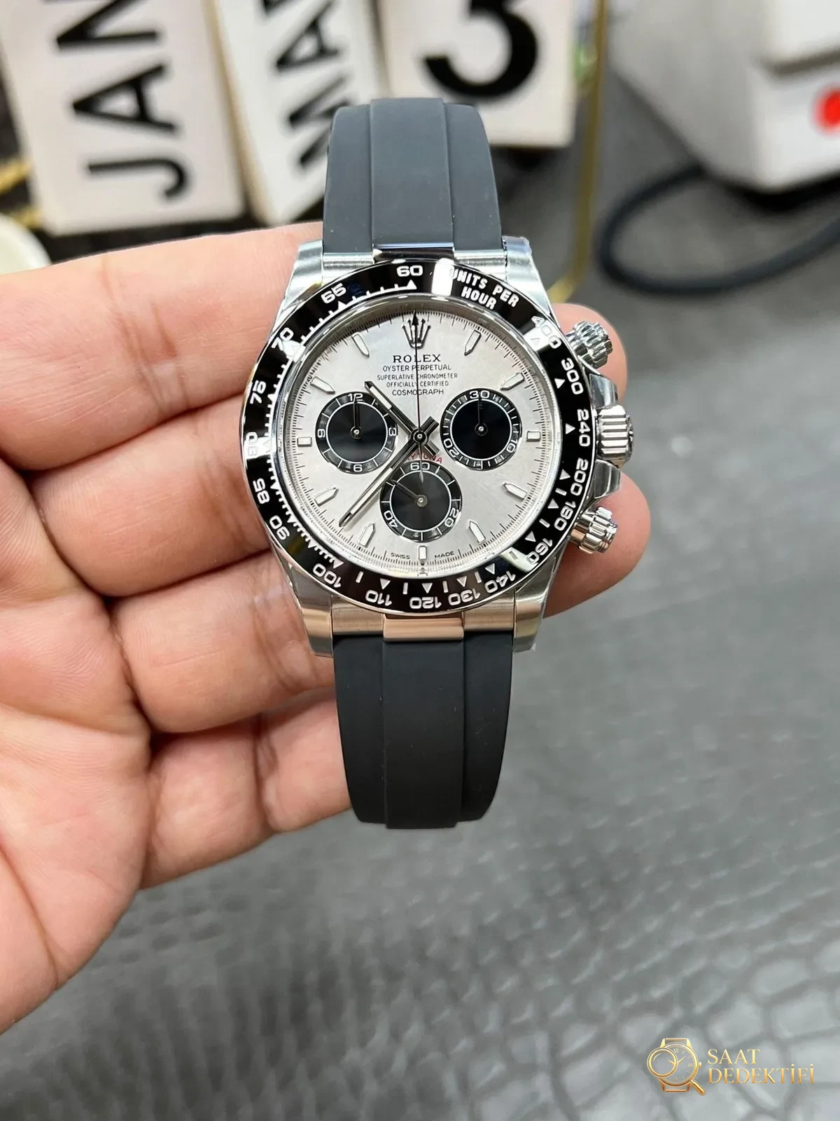 Neues Modell mit Rolex Daytona 4131-Uhrwerk: Ausführlicher Vergleich des Clean und des Originals unter natürlichem Licht – Kaliberdetails unter dem Saphirglasboden