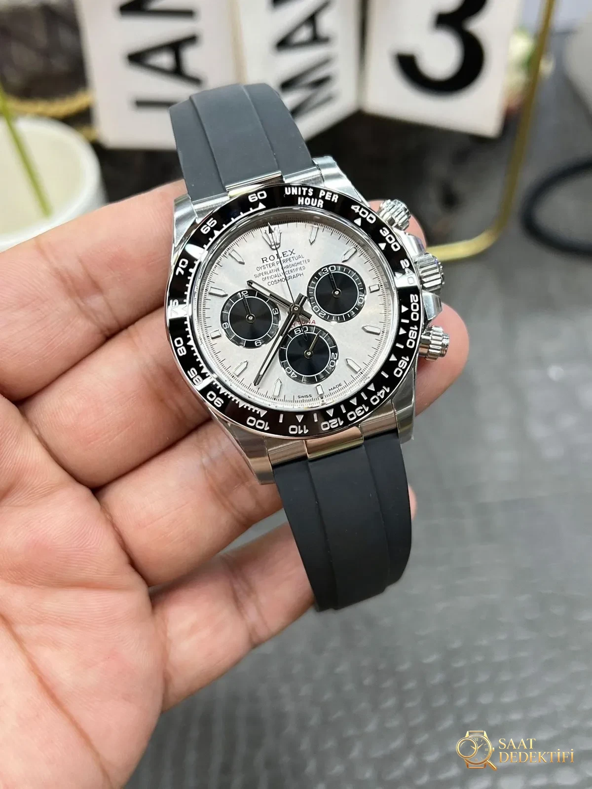 Neues Modell mit Rolex Daytona 4131-Uhrwerk: Ausführlicher Vergleich von Sauber und Original unter natürlichem Licht – Gehäuseeckenausschnitte und Fasenlinien