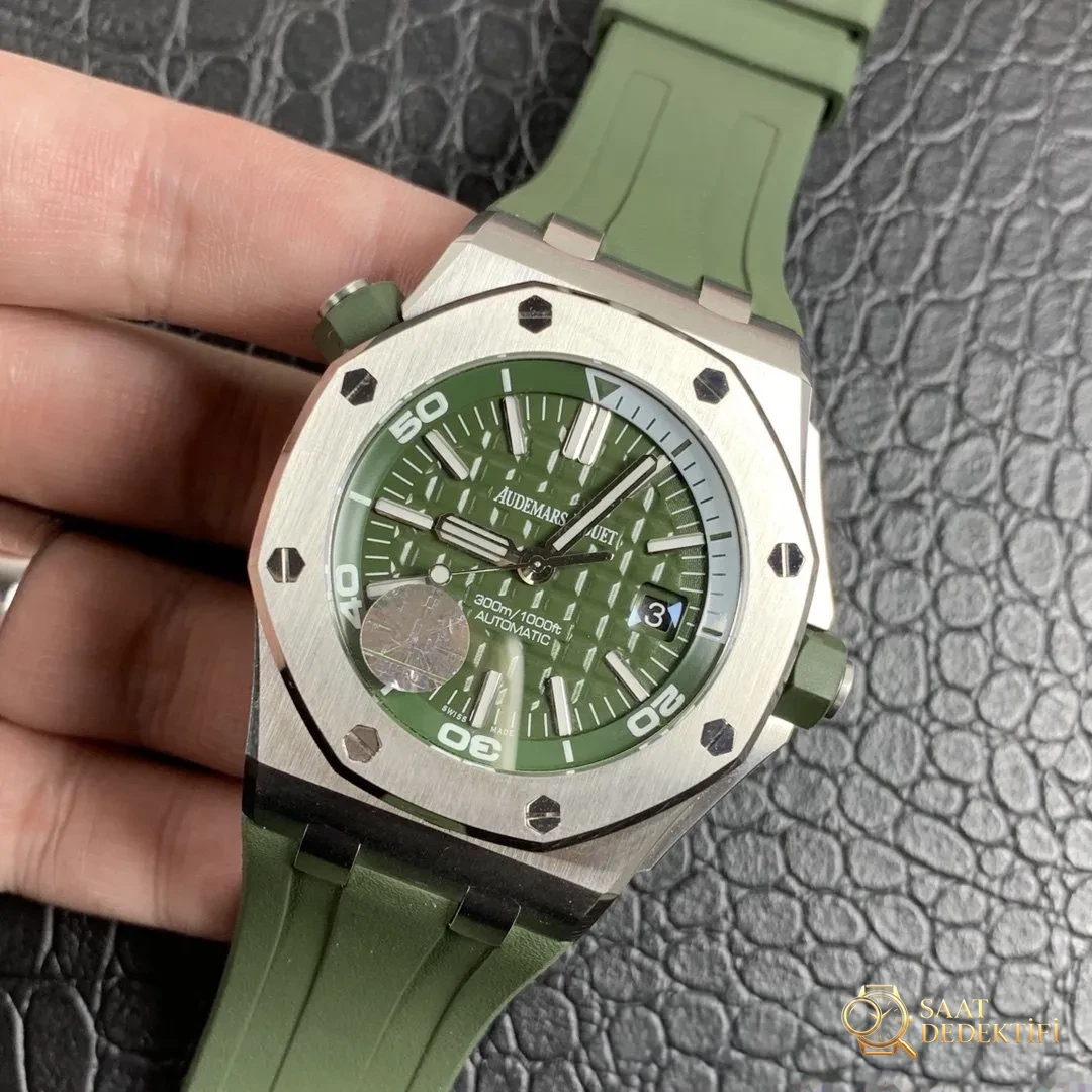 Royal Oak Offshore JF15710 Askeri Yeşil Replika Saat Gerçek Çekim İncelemesi - Arka Kapak ve Mekanizma Detayı