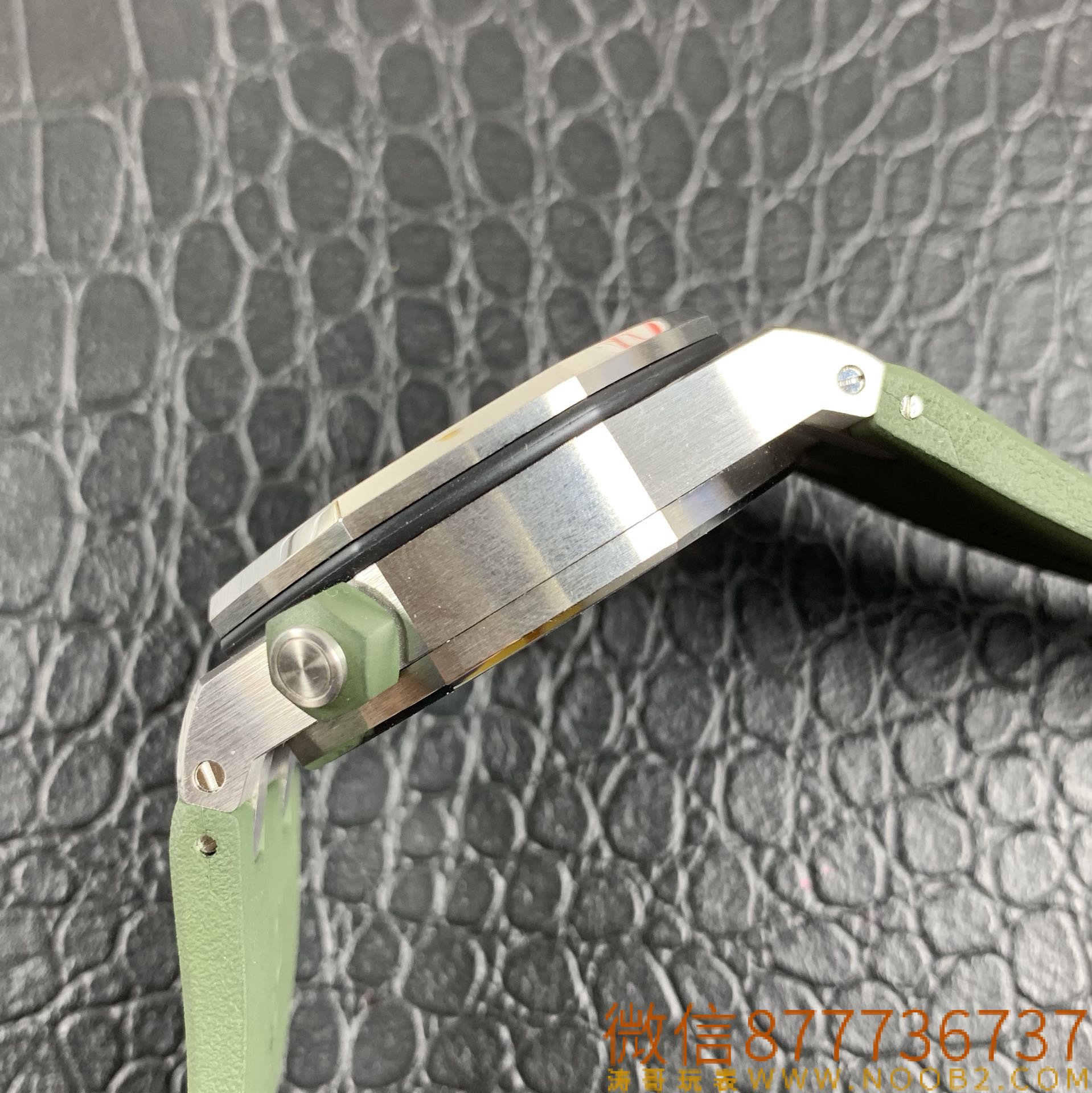 Royal Oak Offshore JF15710 Askeri Yeşil Replika Saat Gerçek Çekim İncelemesi — 7. fotoğraf