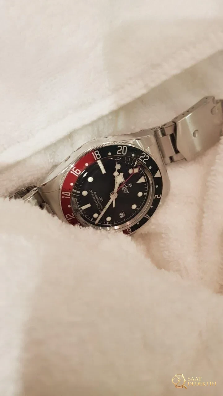Saat dostumuzun paylaşımı: ZF Factory Tudor Black Bay kırmızı-mavi cola bezel M79830 Greenwich GMT Basel World 2018 replika saat - orijinal karşılaştırmalı incelemesi - Kasa Profili ve Kurma Kolu İncelemesi