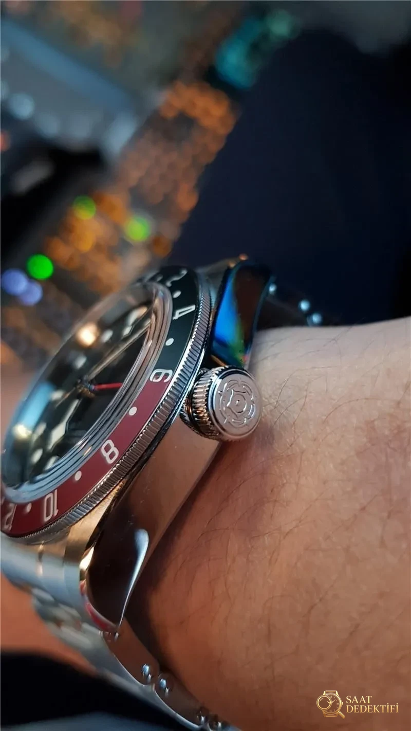 Saat dostumuzun paylaşımı: ZF Factory Tudor Black Bay kırmızı-mavi cola bezel M79830 Greenwich GMT Basel World 2018 replika saat - orijinal karşılaştırmalı incelemesi - Takimetre Skalası ve Baskı Keskinliği