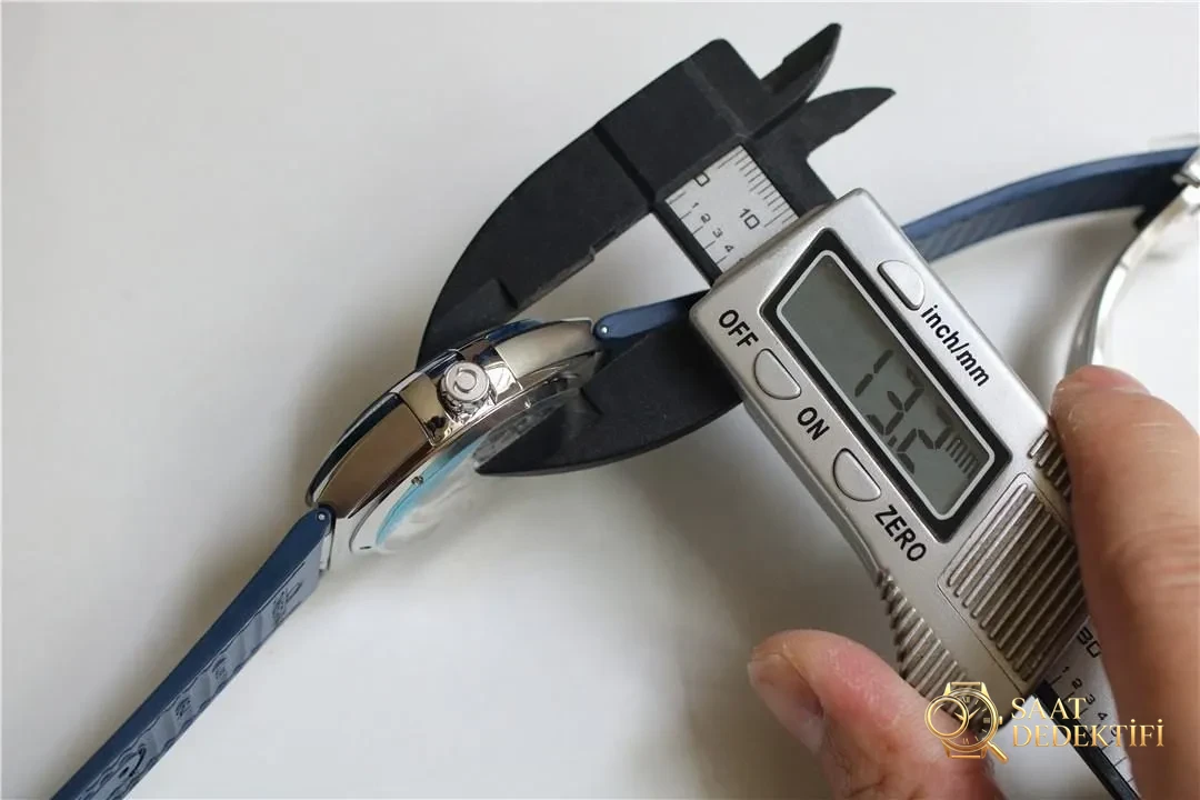 SBF yani VS Factory Omega Constellation 41 mm işçiliğiyle bir sürü küçük fabrikayı fersah geride bırakıyor - Arka Kapak Gravür ve Seri Numarası