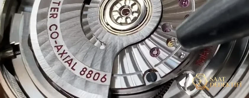 Super Clone 8800 Mekanizmalı VS Factory Seamaster 300m Saatler - Yan Profil ve Kordon Bağlantısı