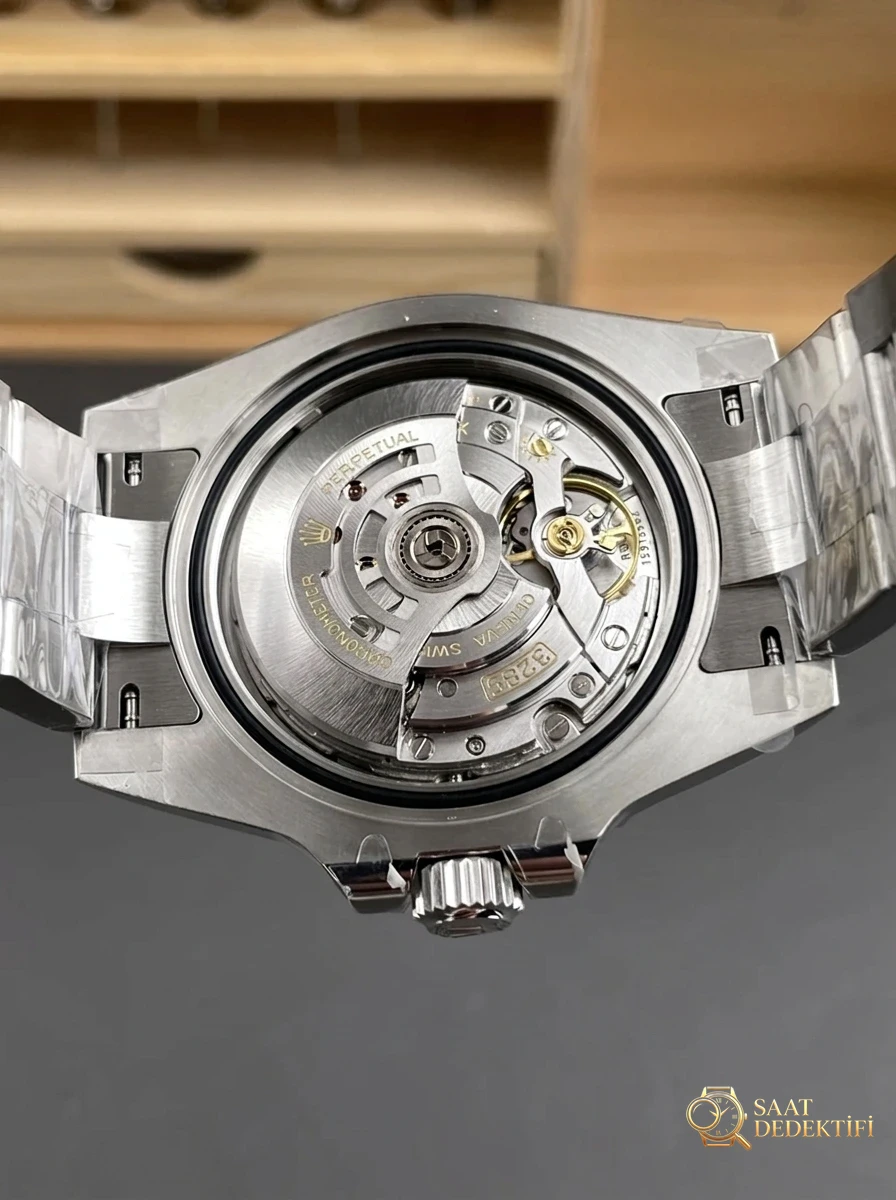 Teknik Derinlemesine İnceleme: VS Factory Rolex GMT-Master II Ref. 126710BLNR “Batgirl” - Fosfor ve Super-LumiNova Gece Görünümü