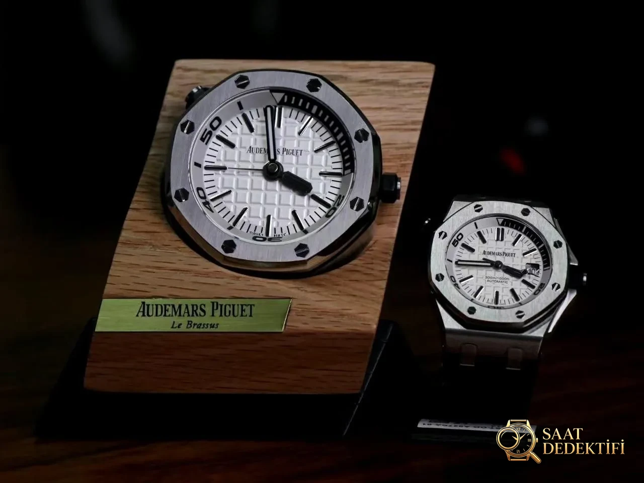 TZ Audemars Piguet Royal Oak serisi masa saati ayarlama yöntemi nasıl? - Arka Kapak ve Mekanizma Detayı