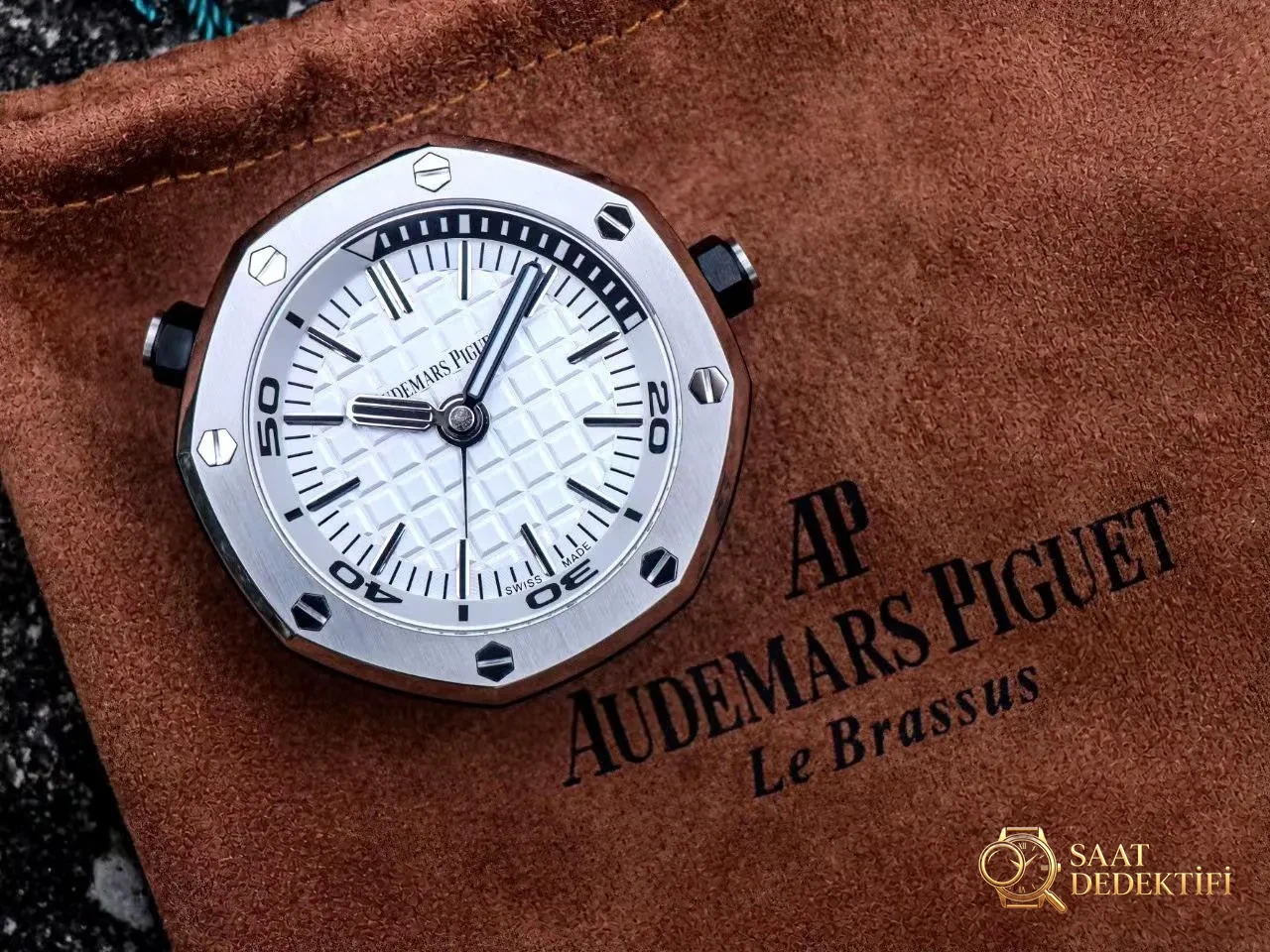 TZ Audemars Piguet Royal Oak serisi masa saati ayarlama yöntemi nasıl? - Klips Kilidi ve Lazer Damgalar