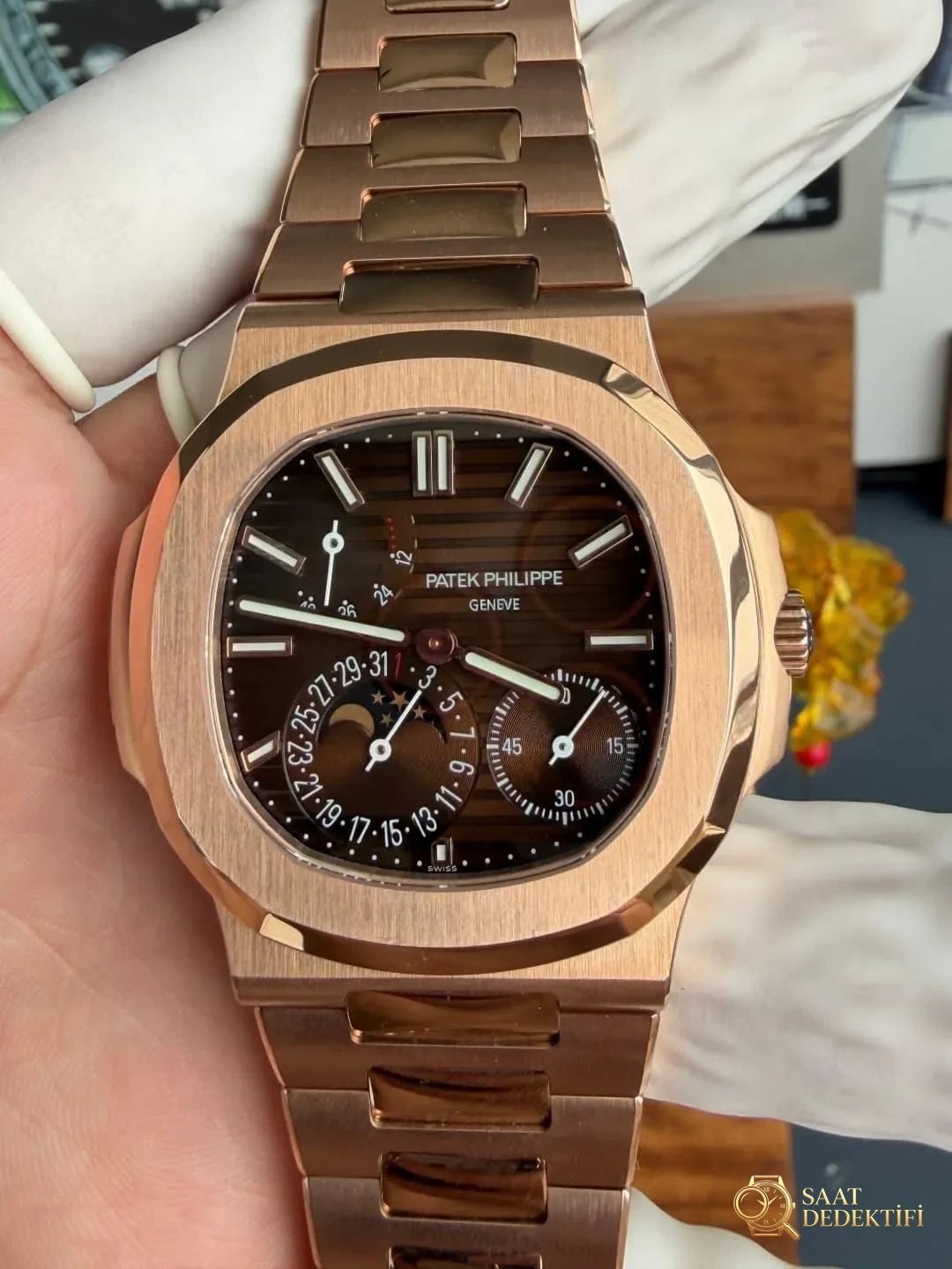 UMI Factory Patek Philippe Nautilus 5712 rose altın, 195 gram ağırlıklı versiyonun kalitesi nasıl? - Arka Kapak ve Mekanizma Detayı