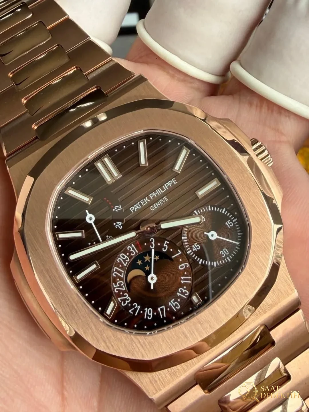 UMI Factory Patek Philippe Nautilus 5712 rose altın, 195 gram ağırlıklı versiyonun kalitesi nasıl? - Fosfor ve Super-LumiNova Gece Görünümü