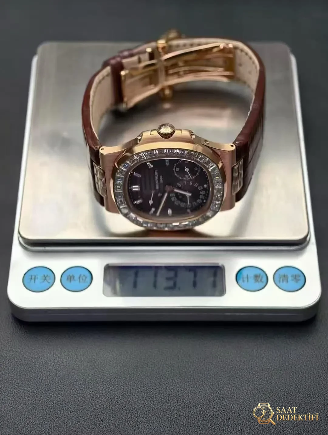 UMI Factory Patek Philippe Nautilus 5724R 114 Gram Tam Ağırlıklı T Kesim Büyük Elmas Bezel Tanıtımı - Fosfor ve Super-LumiNova Gece Görünümü