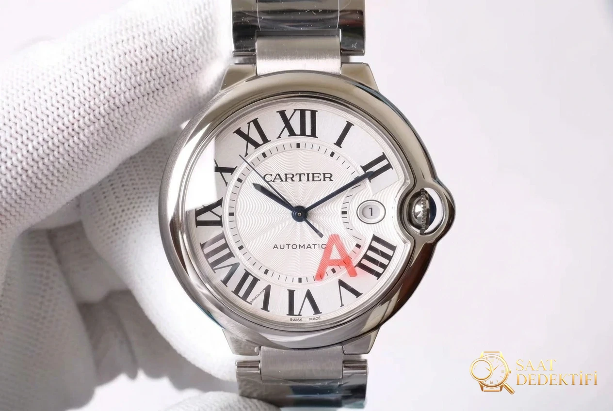 Revue Cartier Ballon Bleu - Vue de face et conception du boîtier
