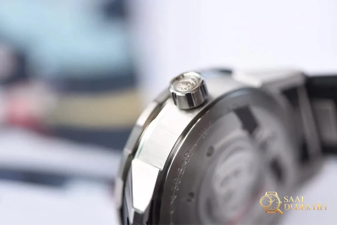 V6 Factory IWC Aquatimer mavi kadranlı üç iğneli saatin işçiliği nasıl? - Arka Kapak ve Mekanizma Detayı